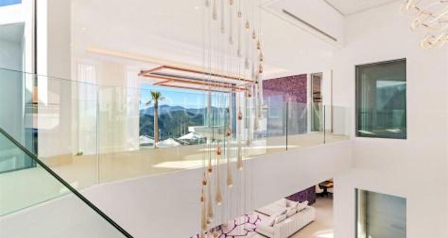 Villa Enso - Gloednieuw buitengewoon modern herenhuis Villa Enso in La Zagaleta, Benahavis.
