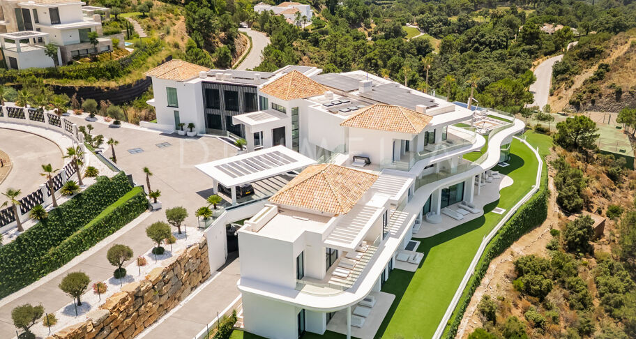 Villa Enso - Gloednieuw buitengewoon modern herenhuis Villa Enso in La Zagaleta, Benahavis.