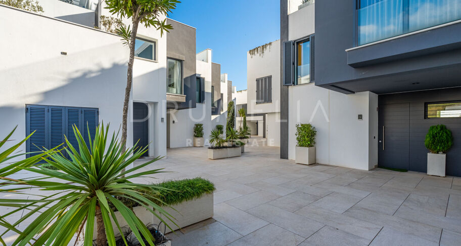 The Island 29 - The Island - Modern luxury townhouse with sea and mountain views in frontline beach residence in Estepona