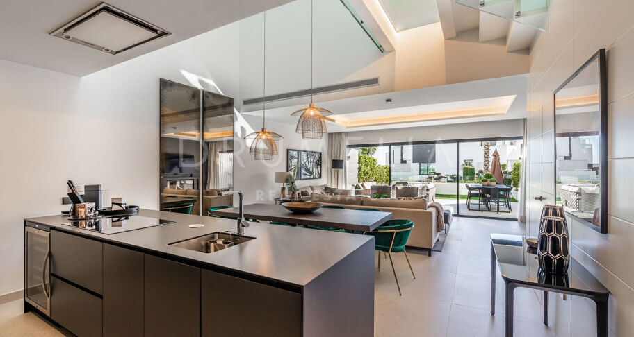 The Island 29 - The Island - Modern luxury townhouse with sea and mountain views in frontline beach residence in Estepona