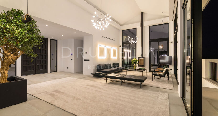 Elegante moderne Luxusvilla mit fantastischem Blick auf das Meer und die Berge in La Zagaleta