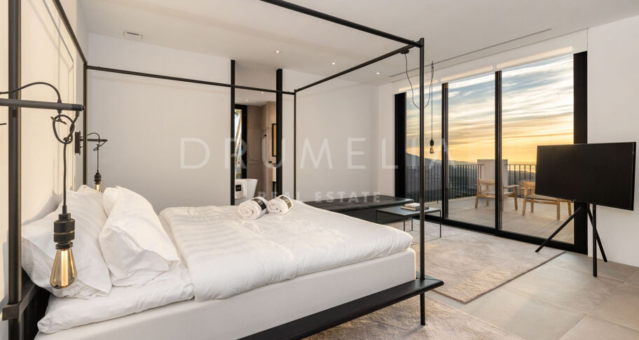 Elegante moderne Luxusvilla mit fantastischem Blick auf das Meer und die Berge in La Zagaleta