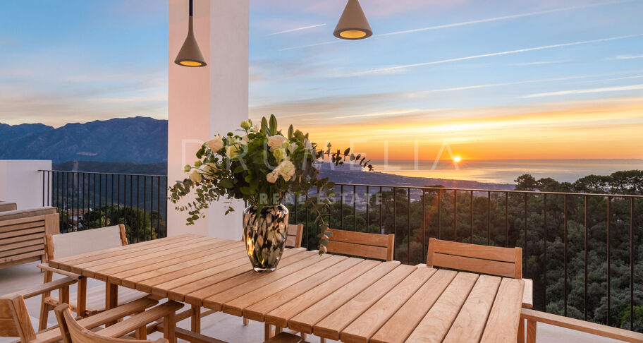 Elegante moderne Luxusvilla mit fantastischem Blick auf das Meer und die Berge in La Zagaleta