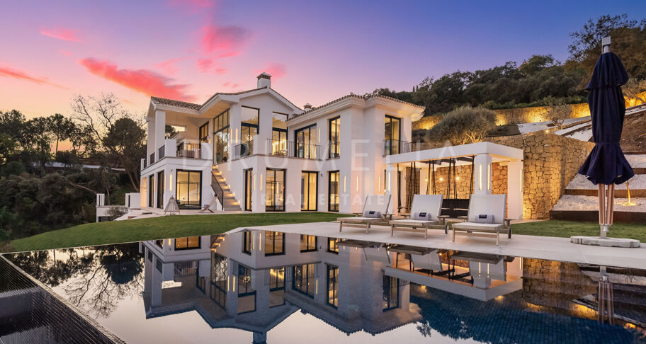 Elegante moderne Luxusvilla mit fantastischem Blick auf das Meer und die Berge in La Zagaleta