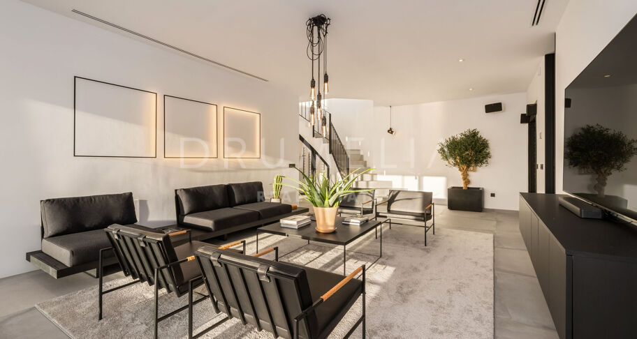 Elegante moderne Luxusvilla mit fantastischem Blick auf das Meer und die Berge in La Zagaleta