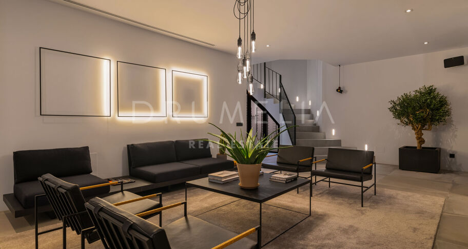 Elegante moderne Luxusvilla mit fantastischem Blick auf das Meer und die Berge in La Zagaleta