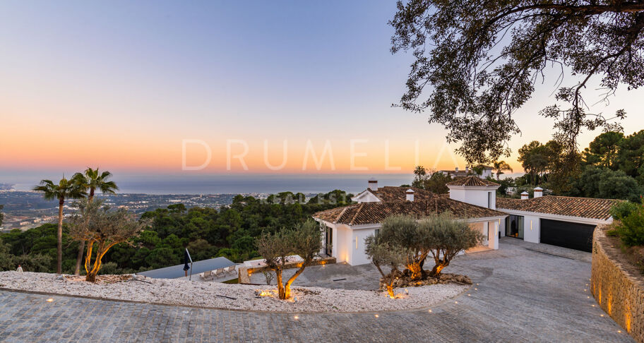 Elegante moderne Luxusvilla mit fantastischem Blick auf das Meer und die Berge in La Zagaleta