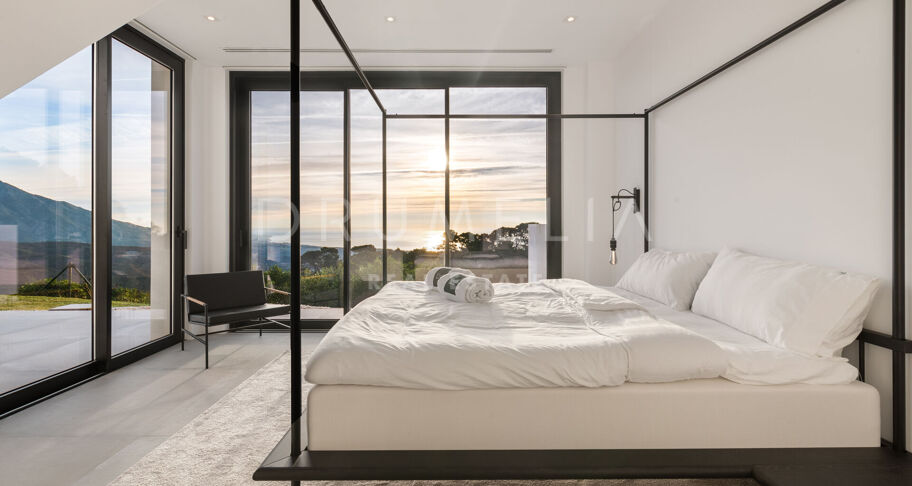Elegante moderne Luxusvilla mit fantastischem Blick auf das Meer und die Berge in La Zagaleta