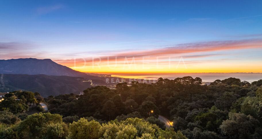 Elegante moderne Luxusvilla mit fantastischem Blick auf das Meer und die Berge in La Zagaleta
