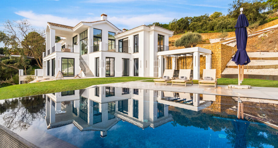 Elegante moderne Luxusvilla mit fantastischem Blick auf das Meer und die Berge in La Zagaleta