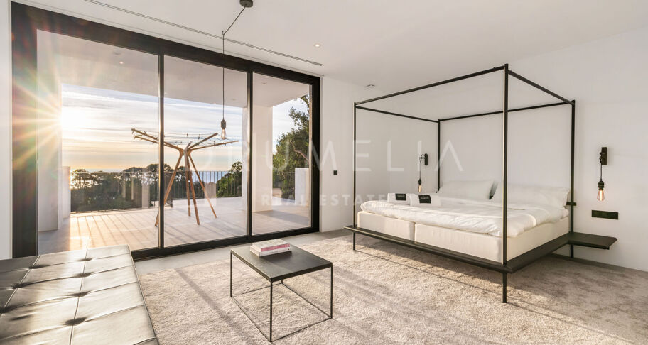 Elegante moderne Luxusvilla mit fantastischem Blick auf das Meer und die Berge in La Zagaleta