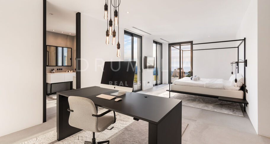 Elegante moderne Luxusvilla mit fantastischem Blick auf das Meer und die Berge in La Zagaleta