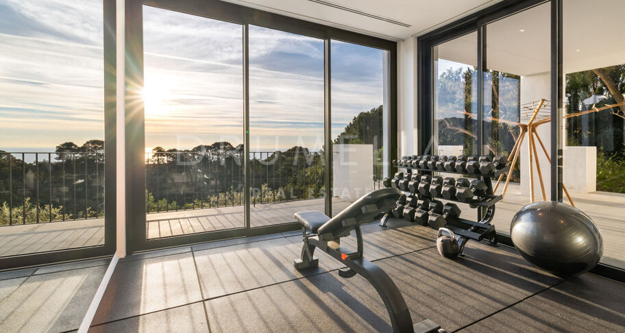 Elegante moderne Luxusvilla mit fantastischem Blick auf das Meer und die Berge in La Zagaleta