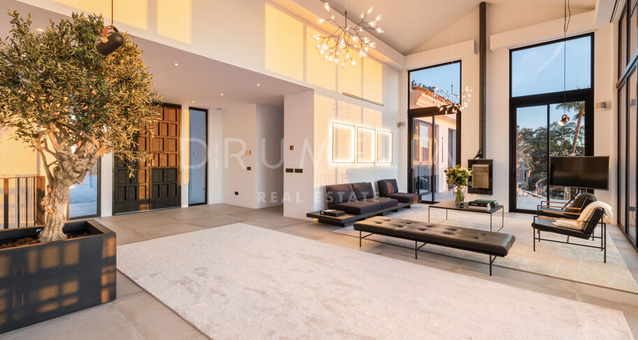 Elegante moderne Luxusvilla mit fantastischem Blick auf das Meer und die Berge in La Zagaleta