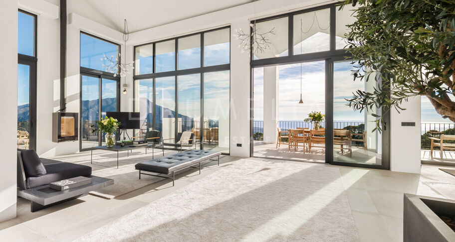 Elegante moderne Luxusvilla mit fantastischem Blick auf das Meer und die Berge in La Zagaleta