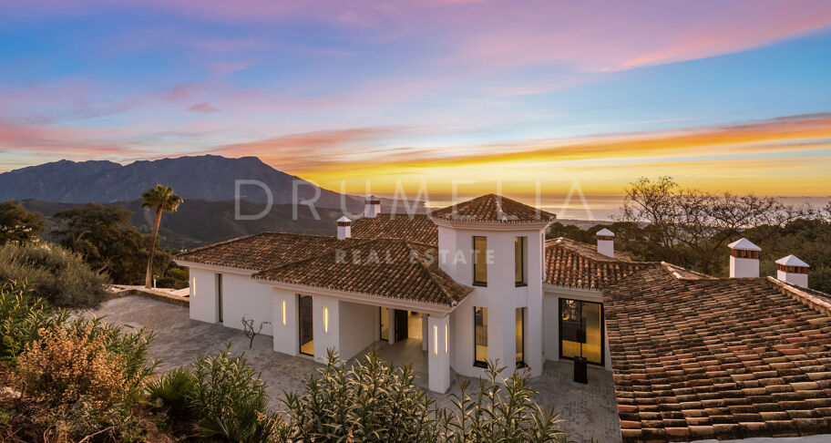 Elegante moderne Luxusvilla mit fantastischem Blick auf das Meer und die Berge in La Zagaleta
