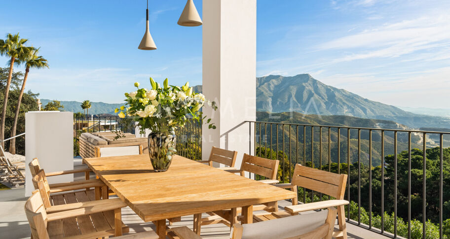 Elegante moderne Luxusvilla mit fantastischem Blick auf das Meer und die Berge in La Zagaleta