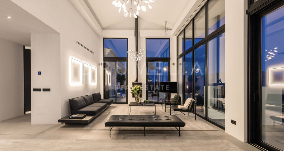 Elegante moderne Luxusvilla mit fantastischem Blick auf das Meer und die Berge in La Zagaleta