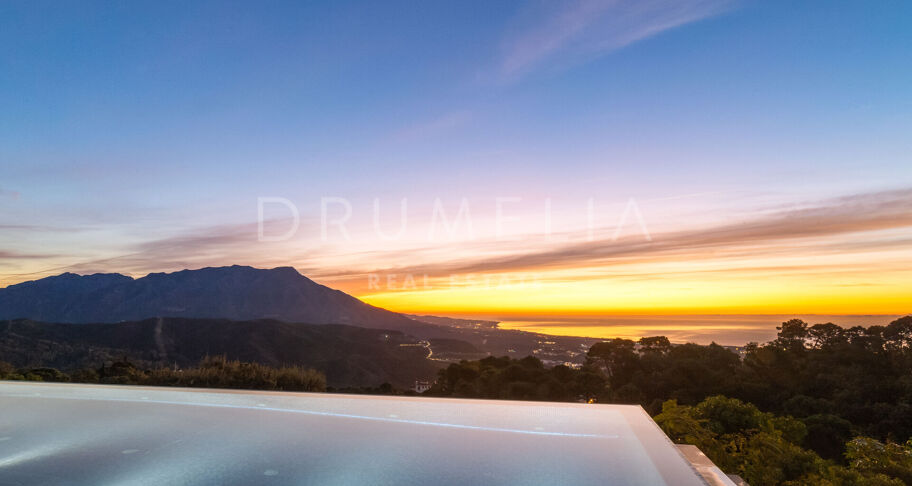 Elegante moderne Luxusvilla mit fantastischem Blick auf das Meer und die Berge in La Zagaleta