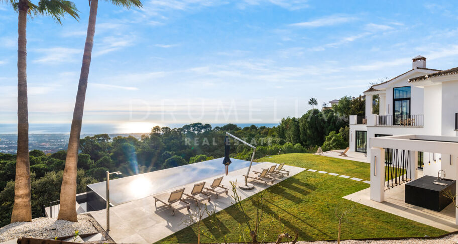 Elegante moderne Luxusvilla mit fantastischem Blick auf das Meer und die Berge in La Zagaleta