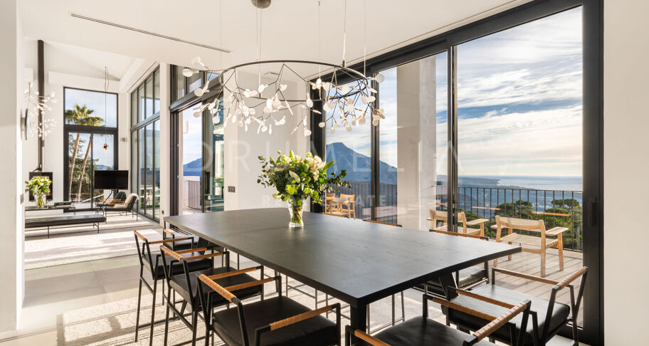 Elegante moderne Luxusvilla mit fantastischem Blick auf das Meer und die Berge in La Zagaleta