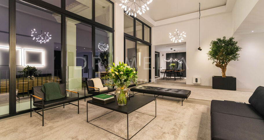 Elegante moderne Luxusvilla mit fantastischem Blick auf das Meer und die Berge in La Zagaleta