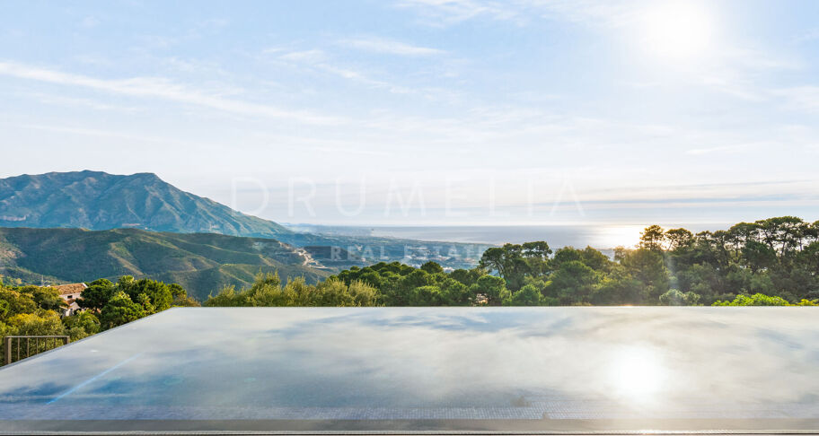 Elegante moderne Luxusvilla mit fantastischem Blick auf das Meer und die Berge in La Zagaleta