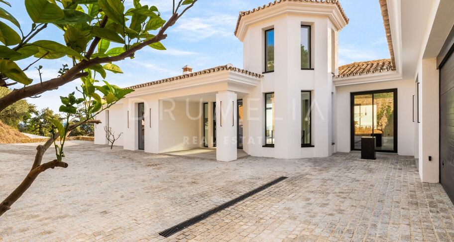 Elegante moderne Luxusvilla mit fantastischem Blick auf das Meer und die Berge in La Zagaleta