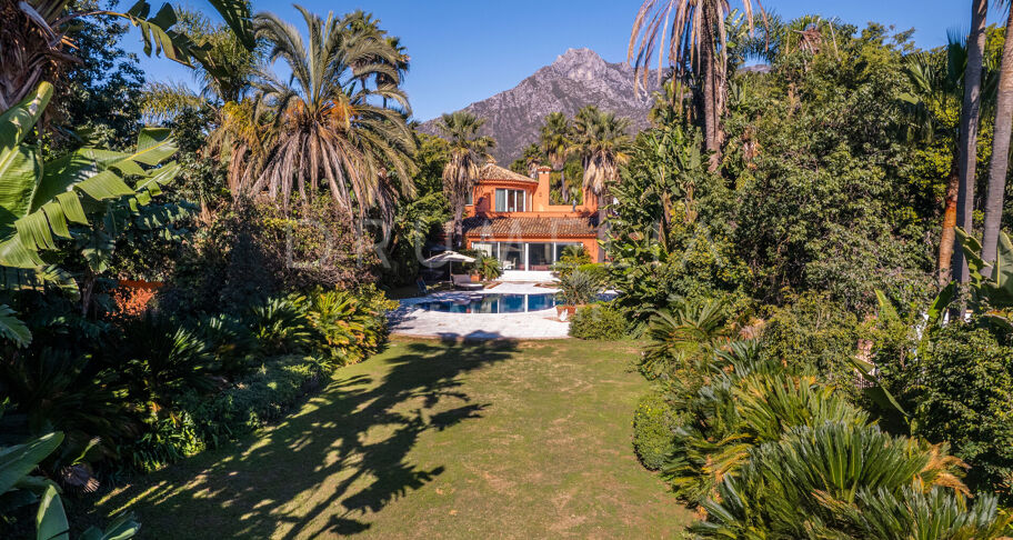 Elegante villa in mediterrane stijl in Rocio de Nagüeles, Golden Mile van Marbella.