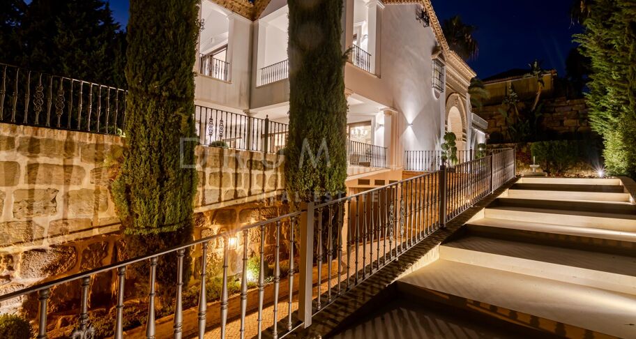 Elegant Classy Luxury Villa with Panoramic Sea Views, Sierra Blanca, Marbella