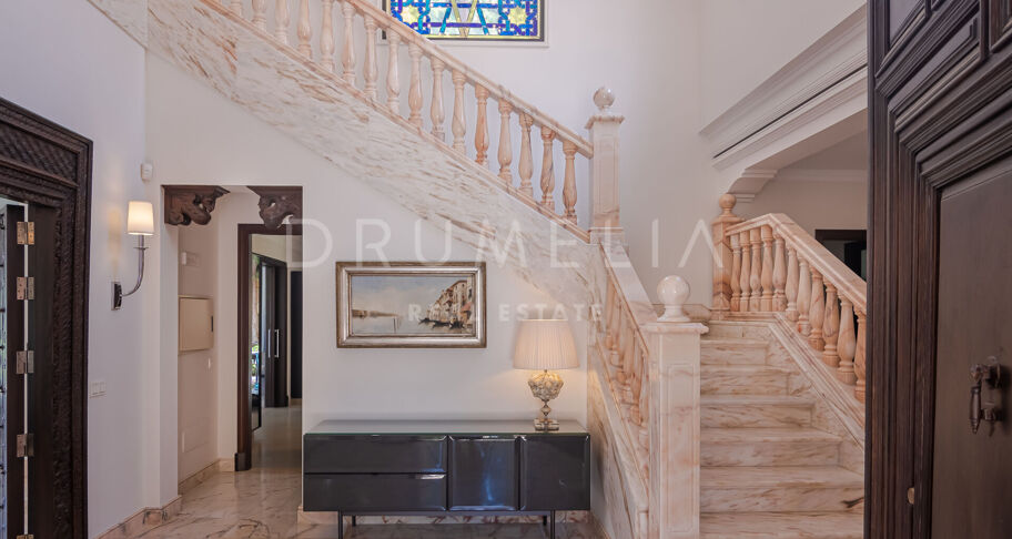 Elegant Classy Luxury Villa with Panoramic Sea Views, Sierra Blanca, Marbella