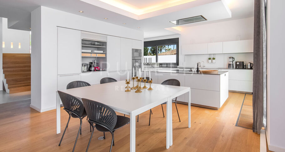 Nouvelle superbe villa moderne de luxe en bord de mer, Costabella, Marbella Est