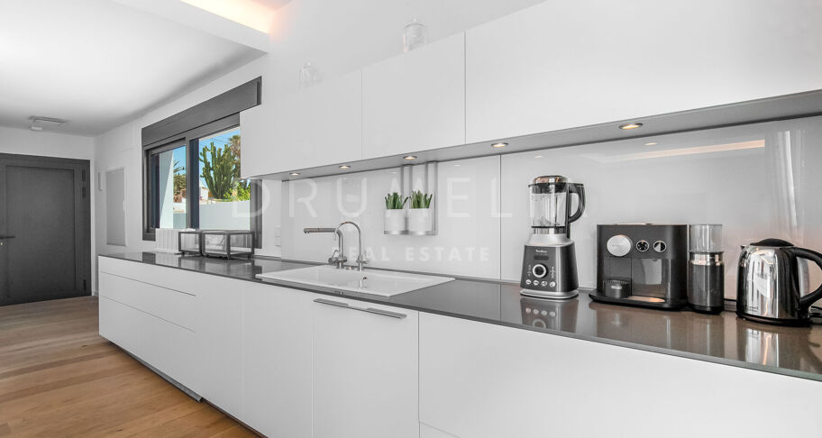 Nouvelle superbe villa moderne de luxe en bord de mer, Costabella, Marbella Est