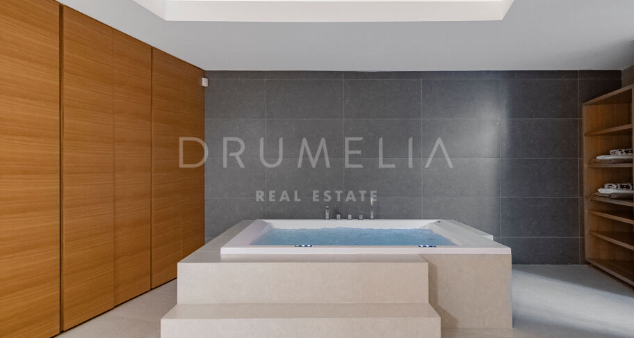 Nouvelle superbe villa moderne de luxe en bord de mer, Costabella, Marbella Est