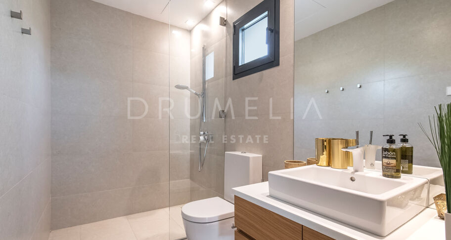Nouvelle superbe villa moderne de luxe en bord de mer, Costabella, Marbella Est