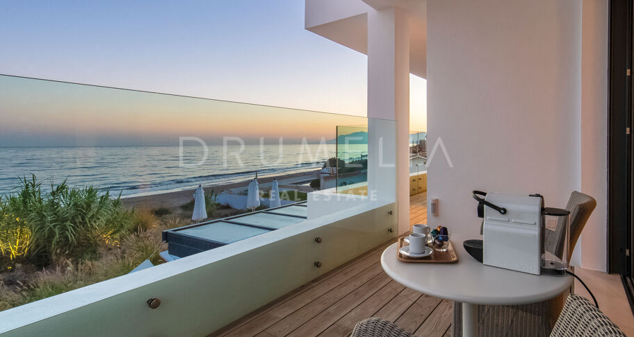 Nouvelle superbe villa moderne de luxe en bord de mer, Costabella, Marbella Est