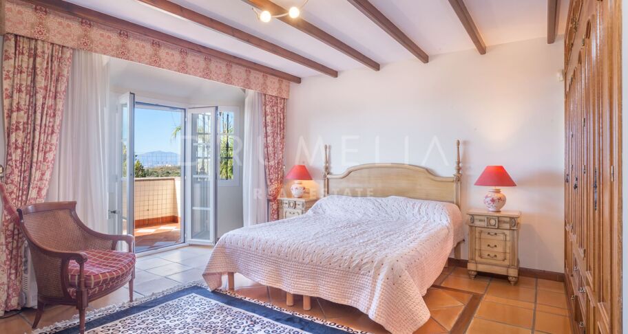 Superbe villa de luxe avec une maison d'hôtes à Los Altos de los Monteros, Marbella Est