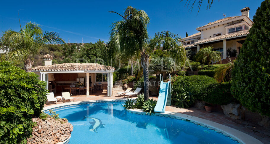 Superbe villa de luxe avec une maison d'hôtes à Los Altos de los Monteros, Marbella Est