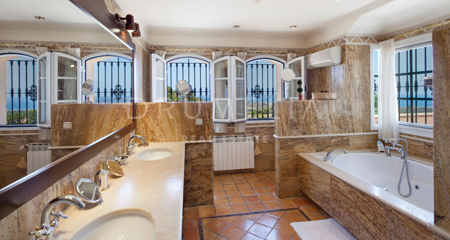 Superbe villa de luxe avec une maison d'hôtes à Los Altos de los Monteros, Marbella Est