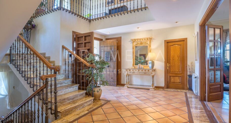 Superbe villa de luxe avec une maison d'hôtes à Los Altos de los Monteros, Marbella Est