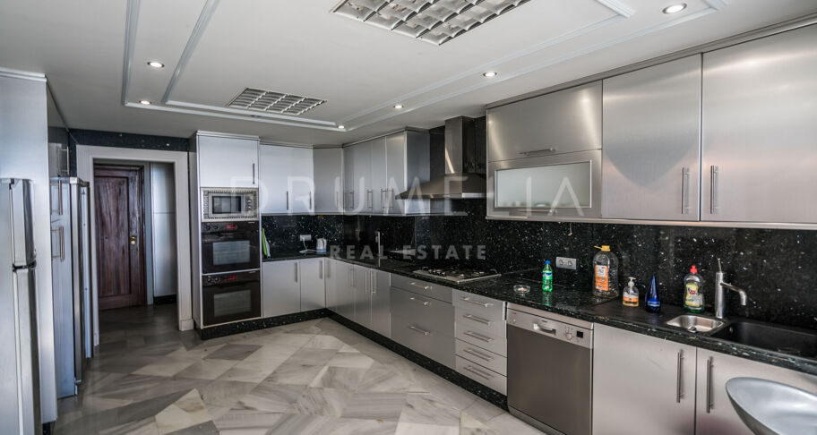 One of a Kind Frontline Beach, Duplex in Gray D'Albion, Puerto Banus, Marbella