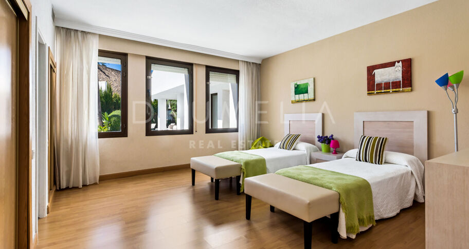 Elegant modern lyxvilla vid havet, Villa Marina, Puerto Banus, Marbella