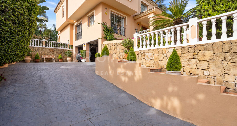 Charming 5-Bedroom Andalusian Villa with Private Pool in Atalaya Río Verde, Marbella