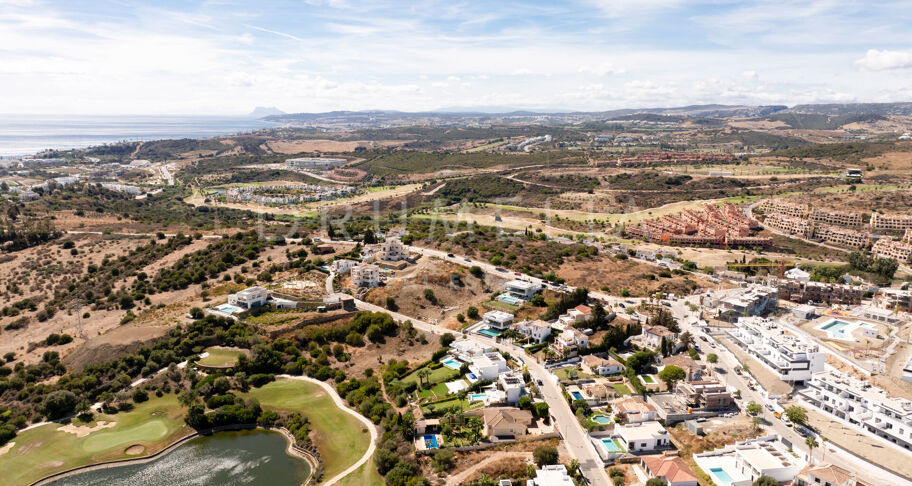 Eksklusiv tomt med godkjent prosjekt og panoramautsikt i Valle Romano, Estepona
