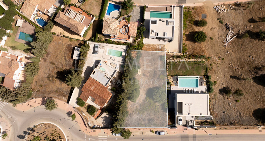 Eksklusiv tomt med godkjent prosjekt og panoramautsikt i Valle Romano, Estepona