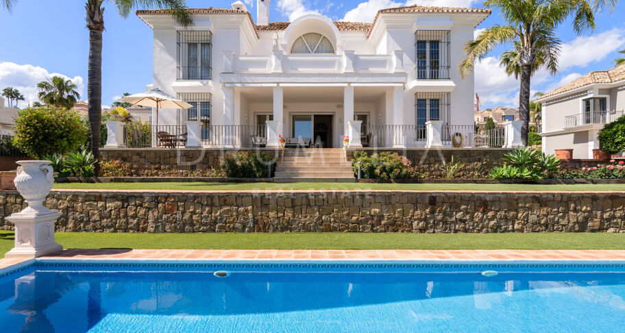Elegante villa clásica con vistas al mar en Sierra Blanca, Marbella
