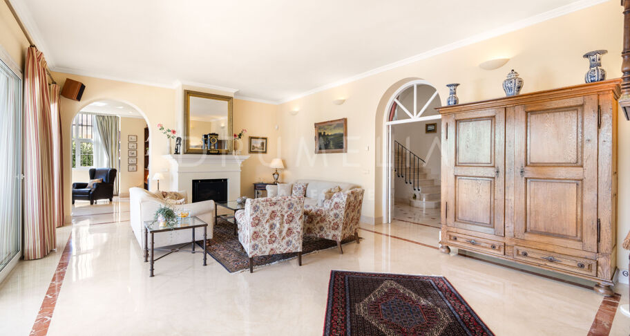Elegante villa clásica con vistas al mar en Sierra Blanca, Marbella