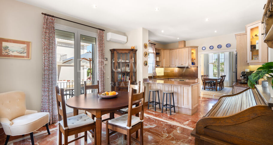 Elegante villa clásica con vistas al mar en Sierra Blanca, Marbella
