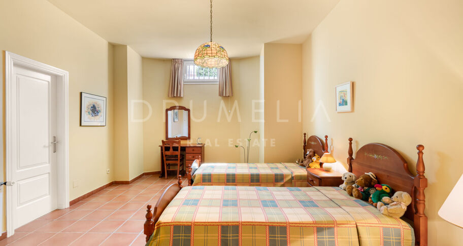 Elegante villa clásica con vistas al mar en Sierra Blanca, Marbella