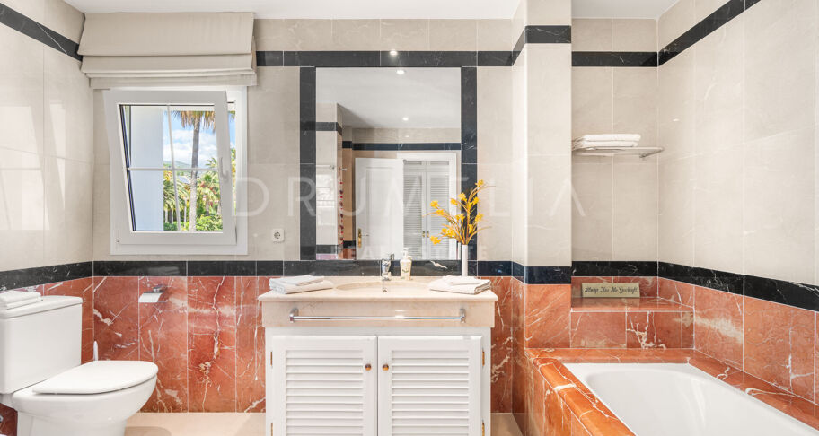Elegante villa clásica con vistas al mar en Sierra Blanca, Marbella